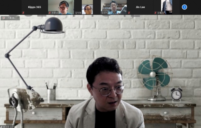 공공정책전략연구소·머니투데이가 공동 진행하는 '어젠다-K(케이) 2022' 지상좌담 중 2회(복지분야) 토론회가 이달 20일 온라인상에서 진행된 가운데 홍경준 성균관대 교수가 발언하고 있다. / 사진제공=공공정책전략연구소(KIPPS)