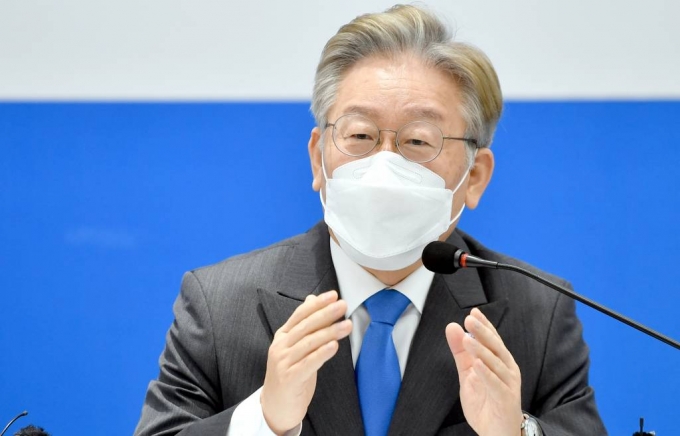 더불어민주당 대선주자인 이재명 경기지사가 이달 25일 오전 광주 서구 민주당광주시당 대회의실에서 지역기자간담회를 하고있다. / 사진제공=뉴시스