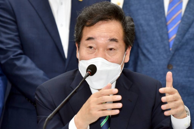 더불어민주당 대선주자인 이낙연 민주당 전 대표가 이달 27일 오전 광주 서구 민주당 광주시당 대회의실에서 '광주·전남지역 기자 간담회'를 하고 있다. / 사진제공=뉴시스