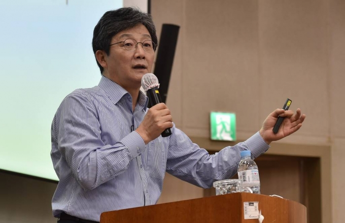 유승민 전 의원이 지난 5월31일 오후 경북 경산시 영남대학교 경산캠퍼스 상경관에서 정치외교학과 학생회 초청으로 열린 ‘코로나 이후의 한국과 정치의 역할’을 주제로 강연하고 있다. / 사진제공=뉴시스