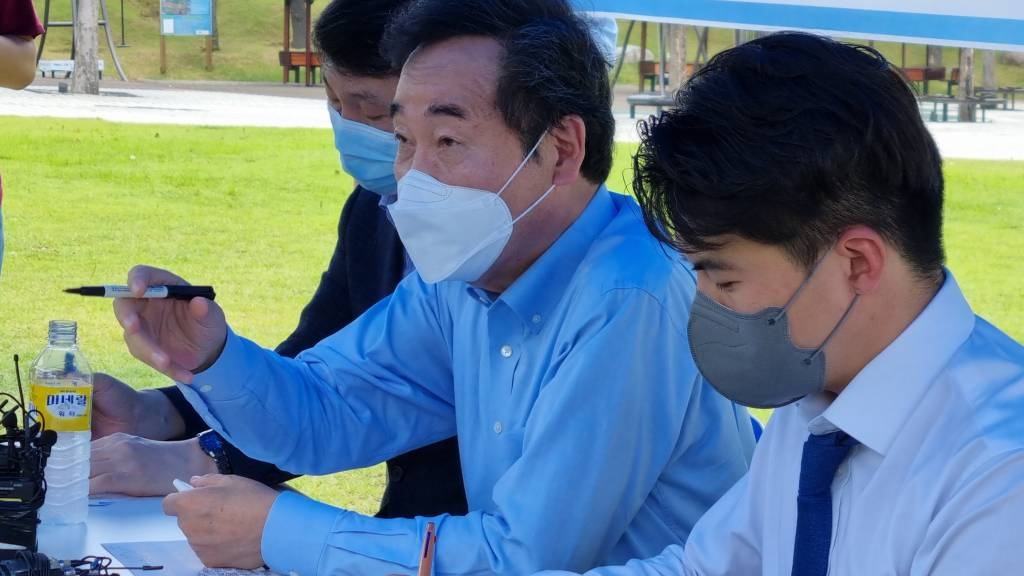 더불어민주당 대권주자인 이낙연 전 민주당 대표가 지난달 30일 오전 경기 의정부시 경기도북부청사 평화광장에서 열린 '국가균형발전 및 경기도 분도 관련 좌담회'에서 참석자들의 의견을 듣고 있다. / 사진제공=뉴시스