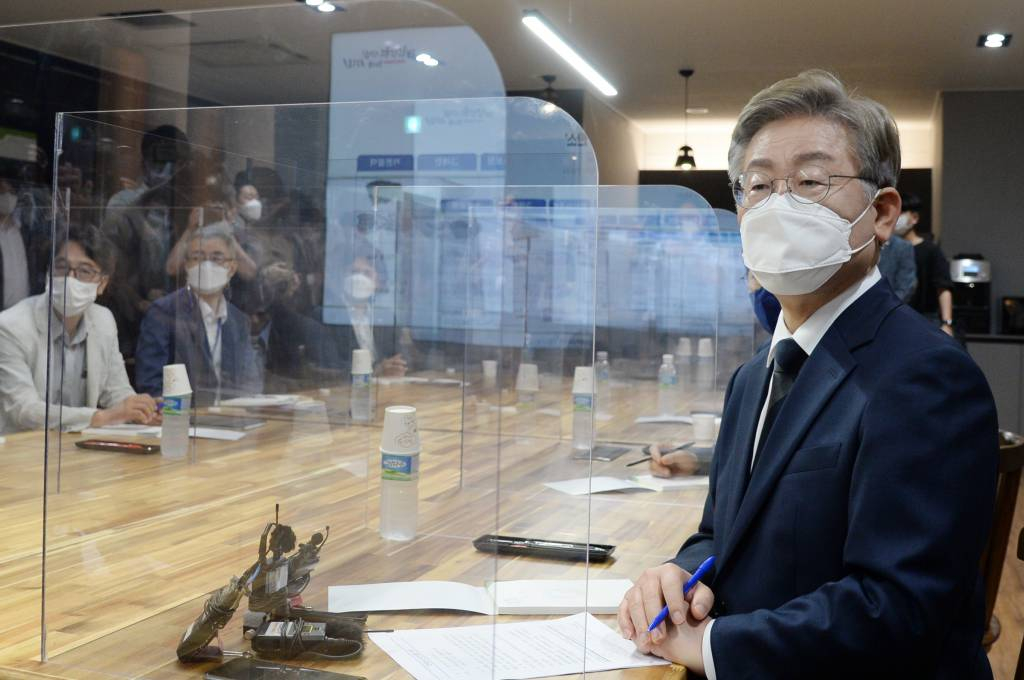 더불어민주당 제20대 대통령 후보 경선 주자로 나선 이재명 경기지사가 이달 1일 전북 전주시 한국탄소산업진흥원 실용화지원 1동을 방문해 간담회를 갖고 관계자의 설명을 듣고 있다. / 사진제공=뉴시스