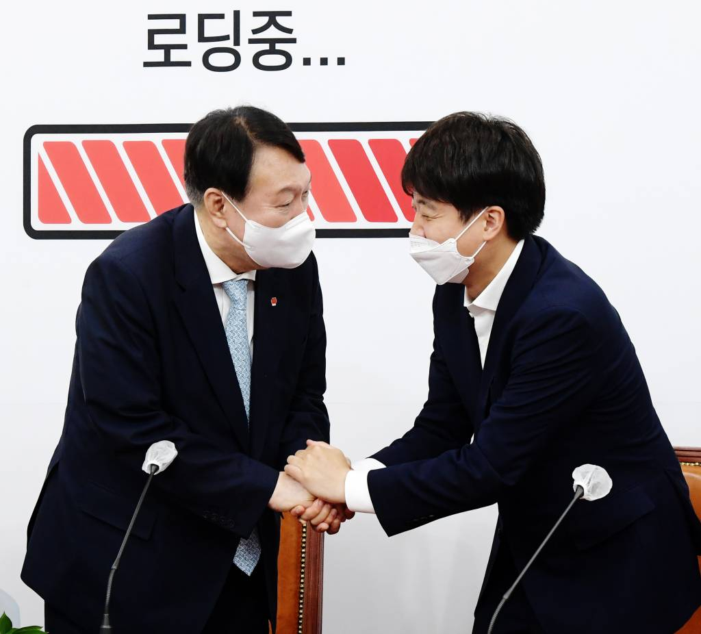 이준석 국민의힘 대표가 2일 서울 여의도 국회에서 윤석열 예비후보와 만나 인사하고 있다. / 사진제공=뉴시스