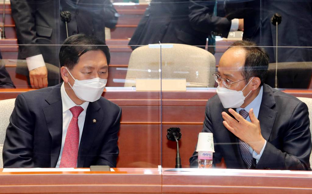 김기현 국민의힘 원내대표와 추경호 원내수석부대표가 지난 6월17일 오전 서울 여의도 국회에서 열린 국민의힘 긴급의총에 참석해 대화하고 있다. / 사진제공=뉴시스