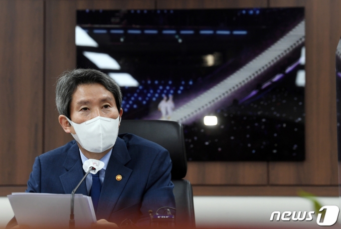 (서울=뉴스1) 박정호 기자 = 이인영 통일부 장관이 30일 오전 서울 종로구 세종대로 정부서울청사에서 열린 출입 기자단 간담회에서 모두발언을 하고 있다. 2021.7.30/뉴스1  