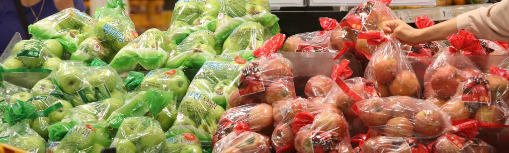  [서울=뉴시스] 조수정 기자 = 7월 소비자물가가 전년 동월 대비 2.6% 오른것으로 집계됐다. 코로나19와 폭염, 고병원성 조류인플루엔자(AI)의 이유로 농수축산물 중 달걀, 마늘, 사과, 배, 참외, 돼지고기 등 가격이 많이 올랐다. 3일 서울 시내 한 대형마트에서 소비자들이 사과를 고르고 있다. 2021.08.03. chocrystal@newsis.com