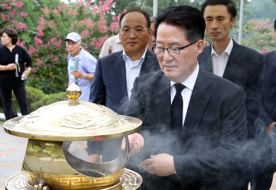 = 박지원 국민의당 전 대표가 김대중 전 대통령 서거 8주기를 맞아 18일 오전 국립서울현충원 고 김 전 대통령 묘역에서 참배하고 있다.2017.8.18/뉴스1  
