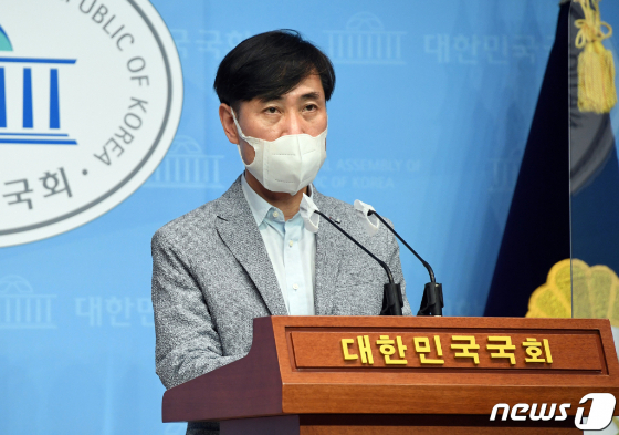 (서울=뉴스1) 오대일 기자 = 하태경 국민의힘 의원이 20일 국회 소통관에서 청해부대 백신 미접종과 코로나19 집단감염 사태 규명을 위한 국회 국정조사 요구 기자회견을 하고 있다. 2021.7.20/뉴스1  