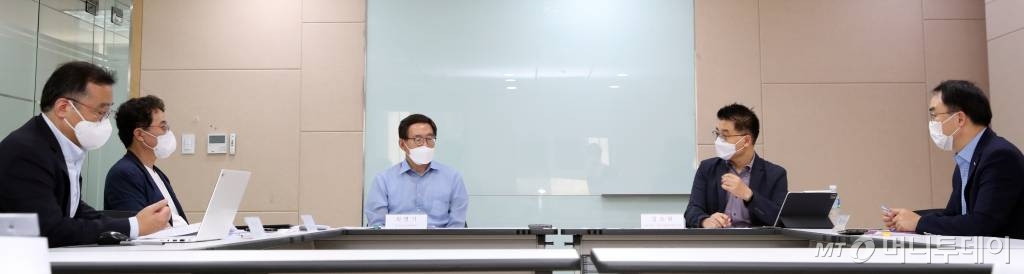 4일 서울 종로구 머니투데이에서 열린 머니투데이-공공정책전략연구소 공동 좌담회. 왼쪽부터 원승연 명지대 교수, 홍경준 성균관대 교수, 최영기 전 한국노동연구원장, 김도현 국민대 혁신기업연구센터 소장, 채이배 어젠다 K-2022 위원장. /사진=이기범 기자 leekb@