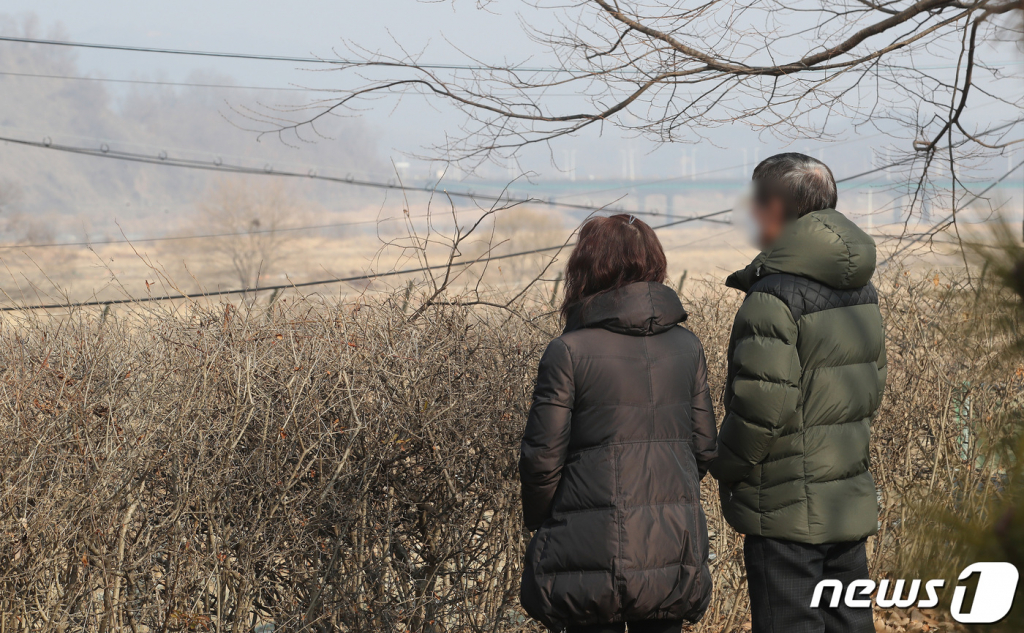 (파주=뉴스1) 임세영 기자 = 설날인 12일 오전 경기도 파주 임진각을 찾은 새터민들이 북녘을 바라보고 있다. 사진은 기사와 직접적인 관련은 없음. 2021.2.12/뉴스1   