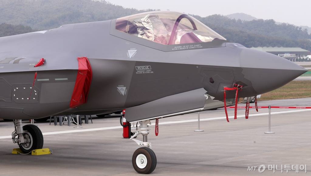 ?17일 오후 경기도 성남 서울공항에서 개최된 '서울 국제 항공우주 및 방위산업 전시회(서울 ADEX 2019)' 야외 전시장에 스텔스 전투기 F-35A가 전시돼 있다. /사진=김휘선 기자 hwijpg@