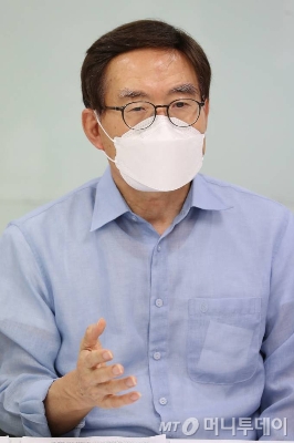 최영기 전 한국노동연구원장이 4일 서울 종로구 머니투데이에서 열린 머니투데이-공공정책전략연구소 공동 좌담회에서 발언하고 있다. /사진=이기범 기자 leekb@