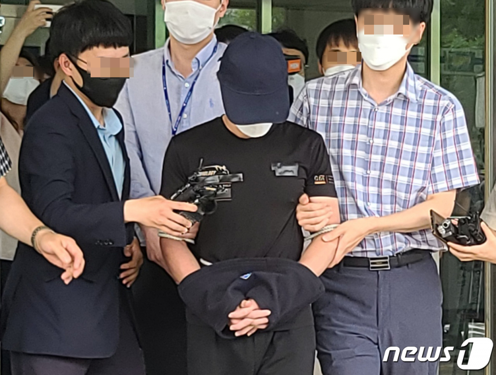 20개월 된 여아를 학대, 살해한 혐의를 받는 A씨가 14일 오후 대전지법에서 구속 전 피의자 심문(영장실질심사)을 받기 위해 대전 서구 둔산경찰서를 나오고 있다.2021.7.14/사진제공=뉴스1