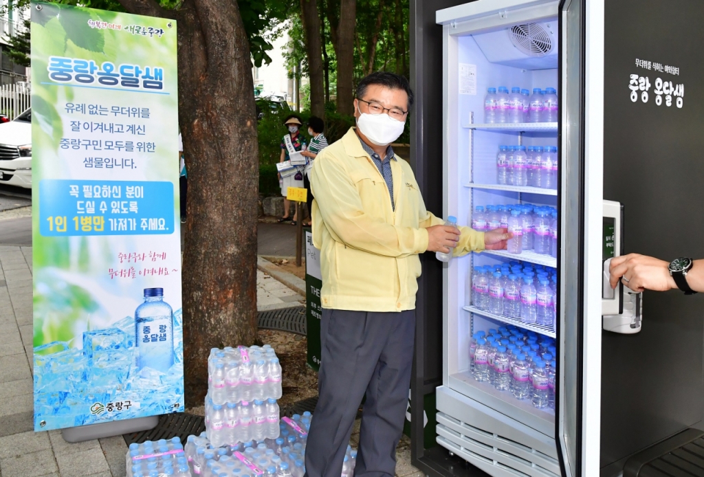  류경기 중랑구청장이 사가정공원에 설치된 중랑 옹달샘에 생수를 채우고 있다./사진제공=중랑구청