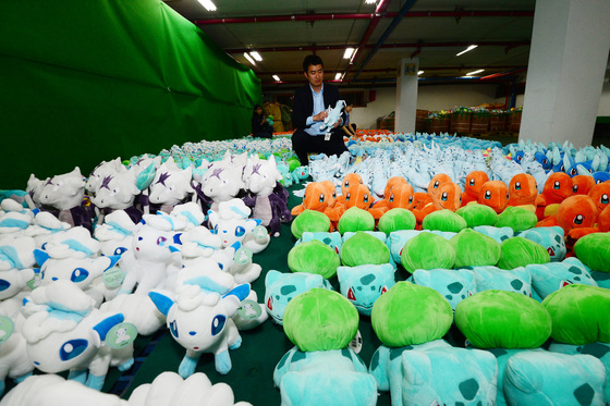 2017년 서울 강남구 서울본부세관에서 직원들이 가짜 인형 검수를 하고 있다. 관세청은 지난 4월 25일부터 6월 2일까지 인형 뽑기방에 공급되는 인형의 불법 수입-유통을 단속하여 시가 72억원 상당의 가짜 봉제인형 53만점을 적발했다. /사진=뉴스1