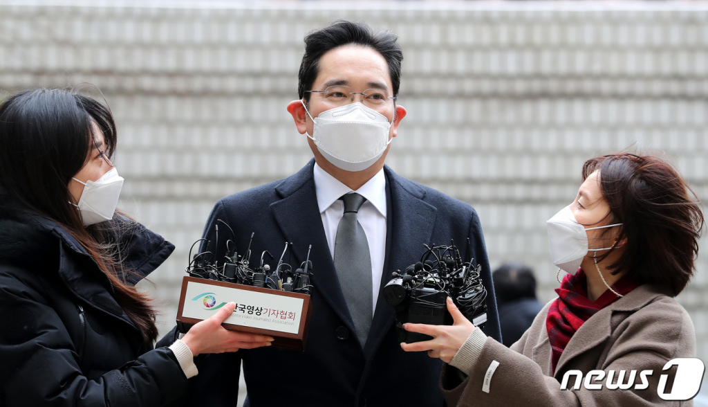(서울=뉴스1) 박지혜 기자 = 이재용 삼성전자 부회장이 18일 오후 서울 서초구 고등법원에서 열리는 '국정농단' 사건 파기환송심 선고 공판에 출석하고 있다.이날 이재용 삼성전자 부회장은 파기환송심에서 징역 2년6개월을 선고받아 법정구속됐다. 2021.1.18/뉴스1