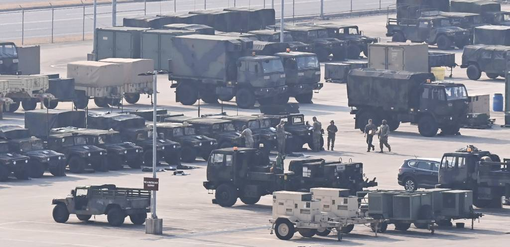  [평택=뉴시스] 김종택기자 = 2021년 전반기 한미연합지휘소연습(CCPT)이 시작된 8일 오후 경기도 평택시 캠프험프리스에 헬기 등 군장비들이 계류돼 있다. 이번 훈련은 코로나19 상황으로 훈련 참가 규모 축소와 컴퓨터 시뮬레이션을 활용한 방어적 훈련으로 이뤄지며 야외 기동훈련은 하지 않는다. 2021.03.08. jtk@newsis.com