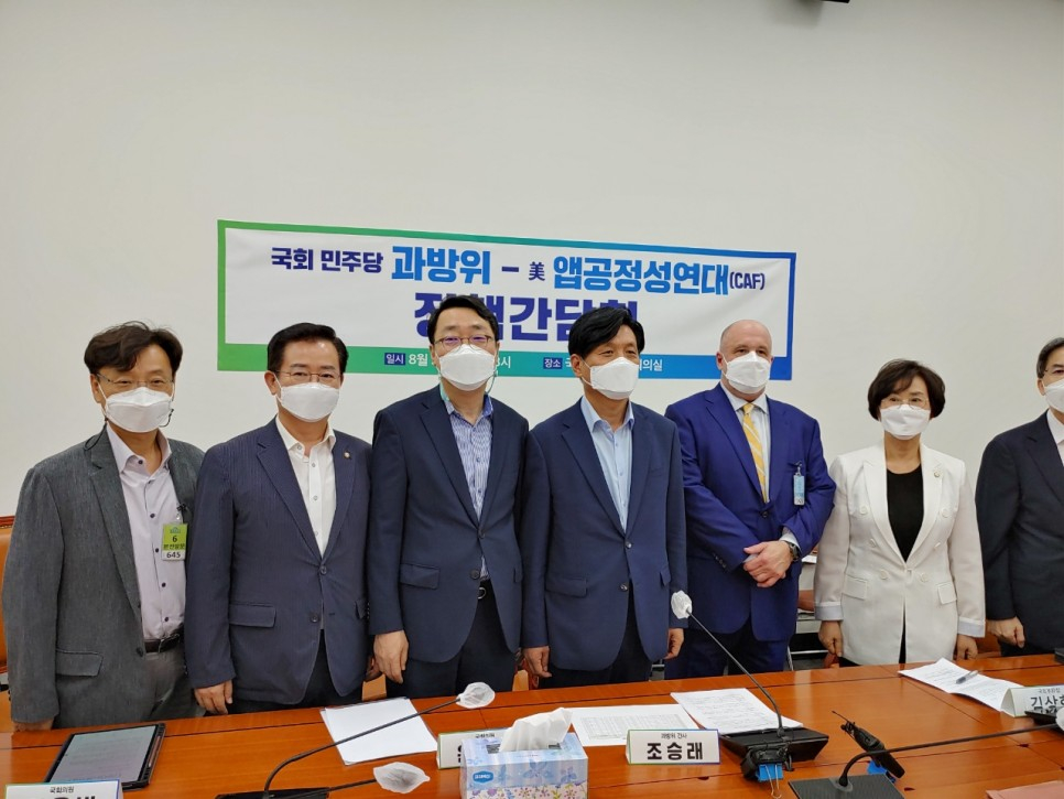 지난 3일 국회에서 민주당 과방위원들과 미국 앱공정성연대 마크 뷰제 창립임원(오른쪽 3번째)이 간담회 직후 기념촬영하고 있다. 왼쪽 2번째부터 이용빈 의원, 윤영찬 의원, 조승래 의원, 뷰제 임원, 김상희 국회부의장, 정필모 의원. /사진=조승래 의원실.