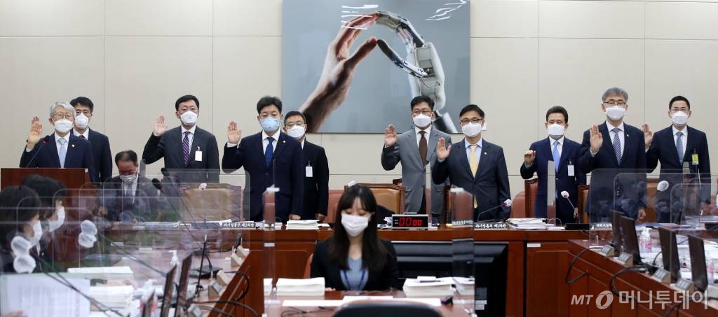 지난해 10월 7일 국회에서 열린 과학기술정보방송통신위원회 국정감사에서 최기영 과기부 장관(왼쪽)이 선서를 하고 있다. /사진=이기범기자 leekb@
