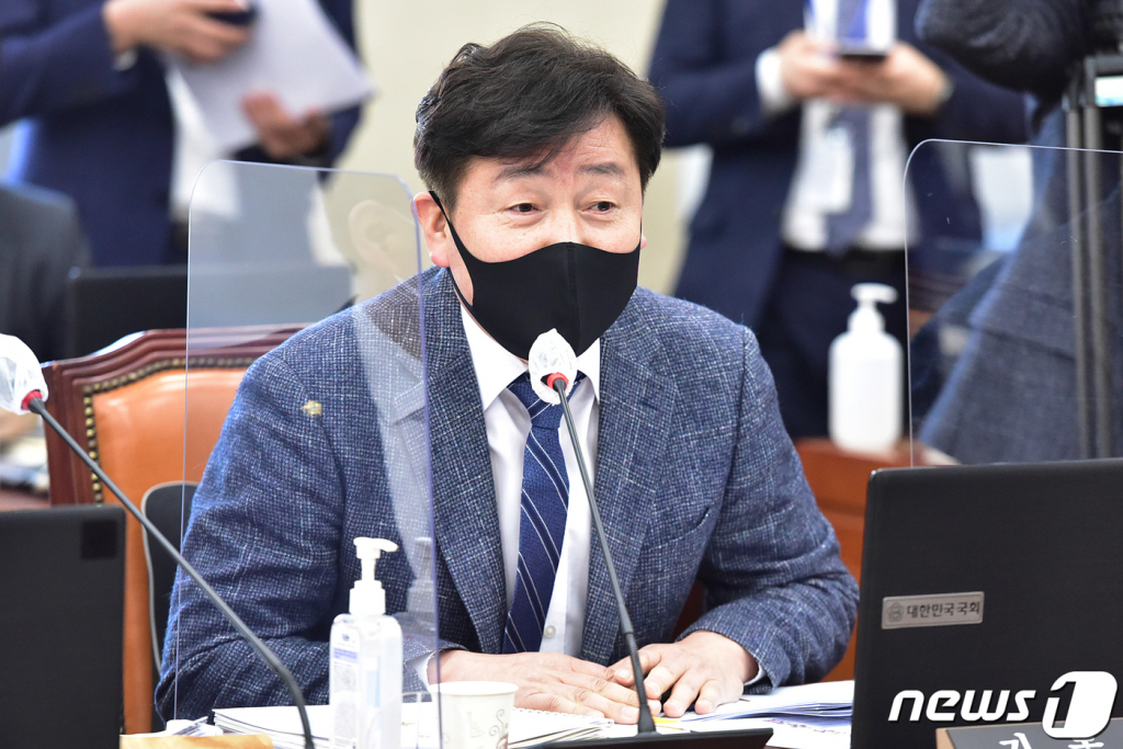 (서울=뉴스1) 성동훈 기자 = 17일 오후 국회에서 열린 국방위원회 전체회의에서 기동민 더불어민주당 의원이 발언을 하고 있다. 2021.2.17/뉴스1  