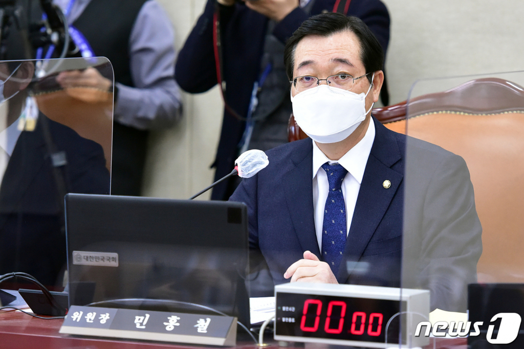 (서울=뉴스1) 성동훈 기자 = 17일 오후 국회에서 열린 국방위원회 전체회의에서 민홍철 위원장이 발언을 하고 있다. 2021.2.17/뉴스1  