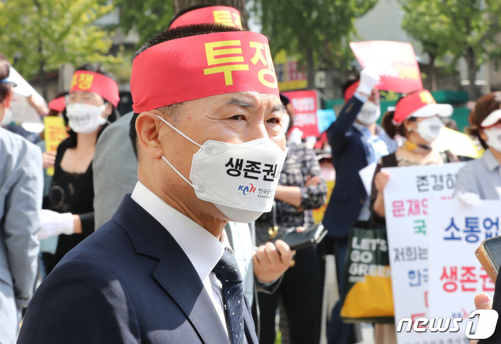 (대전=뉴스1) 김기태 기자 = 박용현 한국공인중개사협회장이 29일 오전 대전 중구 더불어민주당 대전시당사 앞에서 열린 중개사 없는 부동산시스템 구축 반대 집회에 참석해 있다. 2020.9.29/뉴스1