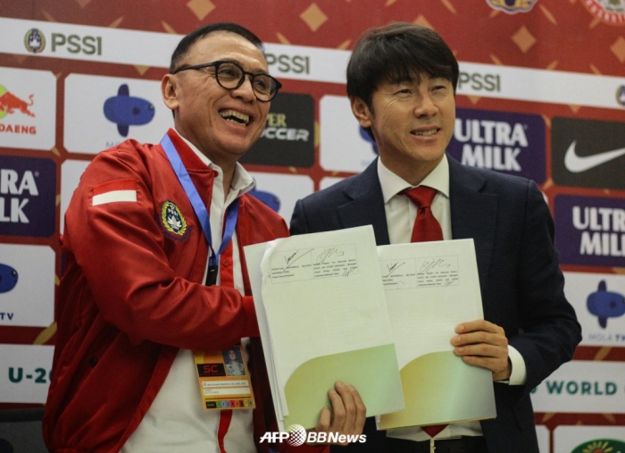 모차마드 이리아완(왼쪽) 인도네시아 축구협회장과 신태용 감독. /AFPBBNews=뉴스1