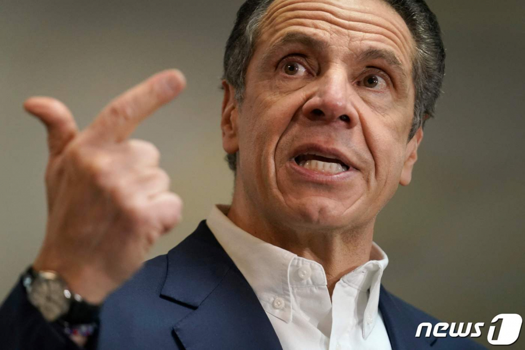 (뉴욕 AFP=뉴스1) 우동명 기자 = 앤드루 쿠오모 뉴욕 주지사가 17일(현지시간) 뉴욕 할렘 구역의 한 교회에서 코로나19 백신을 접종받기 전에 발언을 하고 있다.   ? AFP=뉴스1  