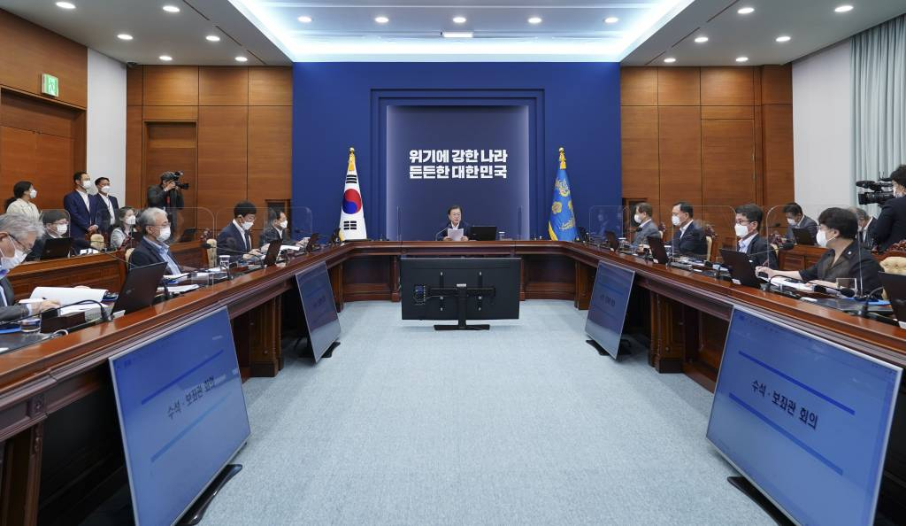  [서울=뉴시스] 김진아 기자 = 문재인 대통령이 9일 청와대에서 열린 수석·보좌관회의에서 발언하고 있다. 2021.08.09. bluesoda@newsis.com