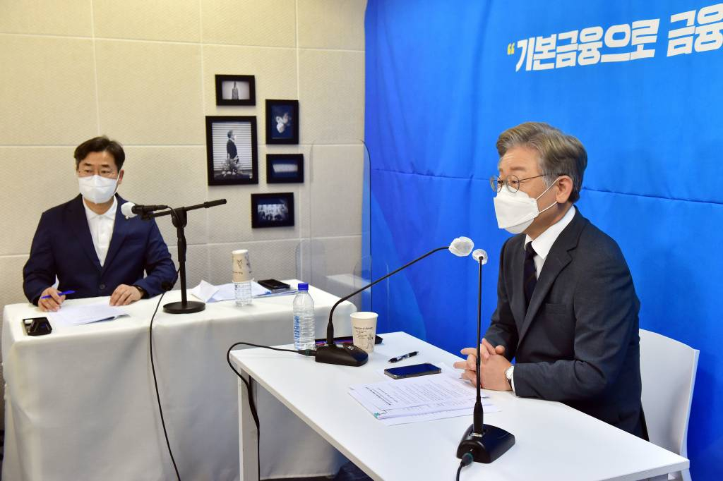 더불어민주당 대권주자인 이재명 경기도지사(오른쪽) 이달 10일 서울 영등포구 한 빌딩에서 줌(ZOOM)을 통해 화상으로 정책 발표 기자회견을 하고 있다. 왼쪽은 박찬대 열린캠프 수석대변인. / 사진제공=뉴시스