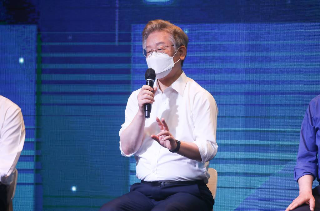 이재명 경기도지사가 지난달 1일 서울 여의도 글래드호텔에서 열린 더불어민주당 공명선거 실천 서약식 및 프레스데이에서 취재진의 질문에 답변하고 있다. / 사진제공=뉴시스