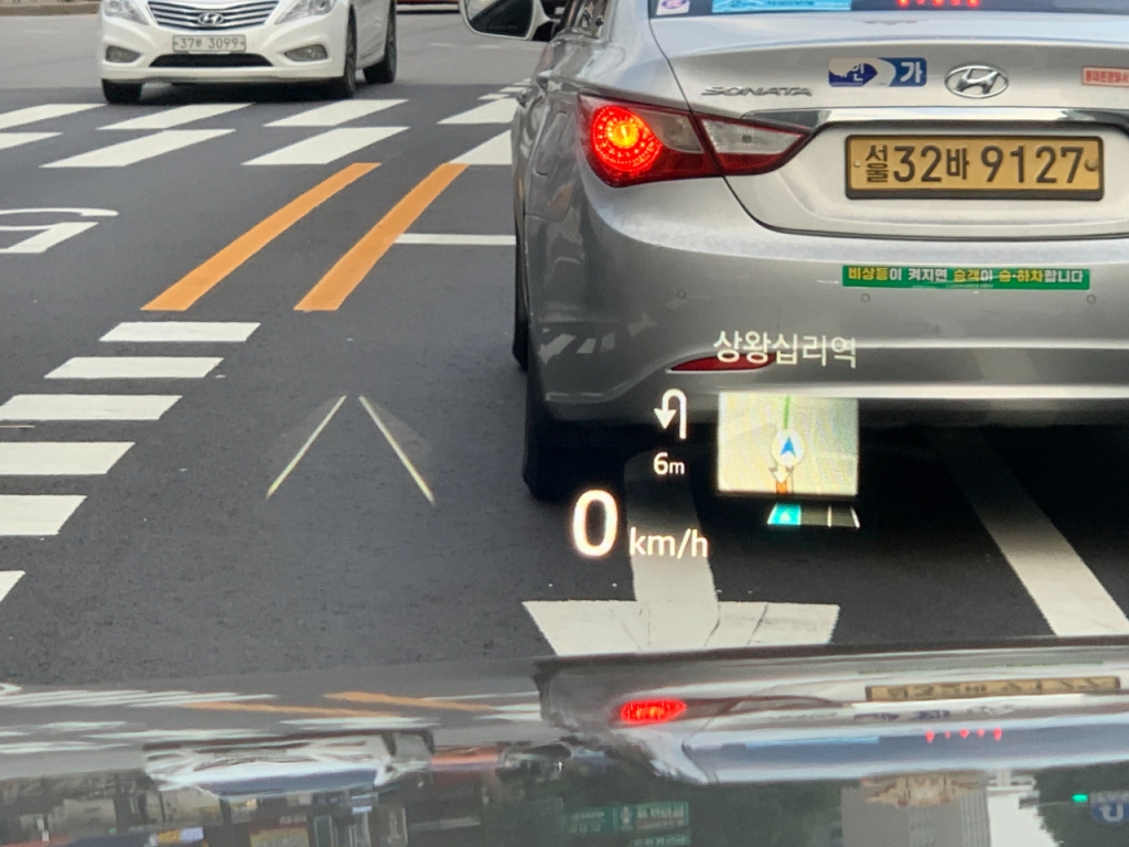 재규어랜드로버 레인지로버 벨라 P400 R-Dynamic HSE의 HUD. T맵이 실시간으로 연동돼 길안내 정보를 보여준다./사진=이강준 기자