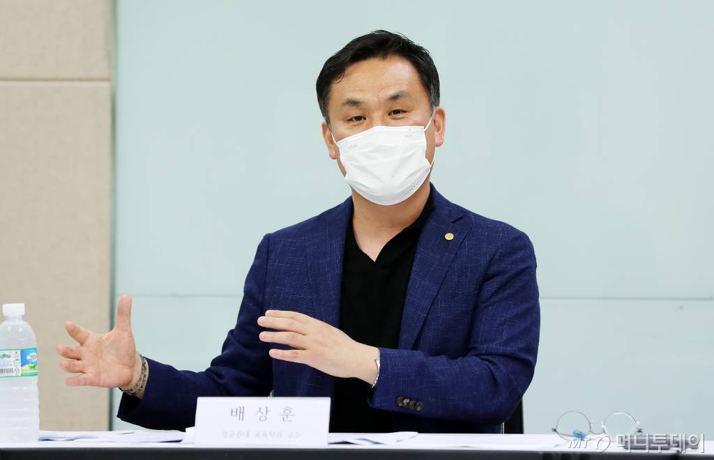 배상훈 성균관대 교육학과 교수가 지난 5일 머니투데이 본사 대회의실에서 열린 '전환적 기술혁신의 시대, 인적투자 방안' 좌담회에서 발언하고 있다. /사진=김휘선 기자 hwijpg@