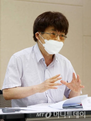 신봉호 서울시립대 경제학부 명예교수가 지난 5일 머니투데이 본사 대회의실에서 열린 '전환적 기술혁신의 시대, 인적투자 방안' 좌담회에서 발언하고 있다. /사진=김휘선 기자 hwijpg@