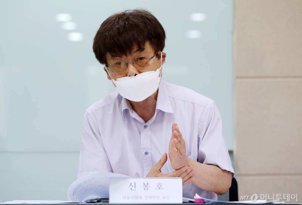 신봉호 서울시립대 경제학부 명예교수. /사진=김휘선 기자 hwijpg@