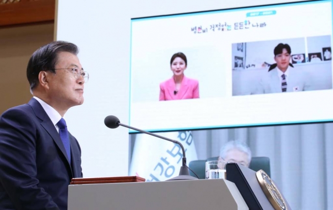  [서울=뉴시스] 김진아 기자 = 문재인 대통령이 12일 청와대 본관에서 화상을 통해 열린 건강보험 보장성 강화대책 4주년 성과 보고대회에서 2020도쿄올림픽 태권도 동메달리스트 인교돈 선수의 보장성 강화 수혜 사례 발표를 경청하고 있다. 2021.08.12. bluesoda@newsis.com