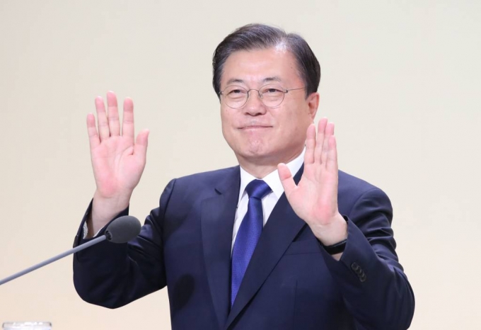  [서울=뉴시스] 김진아 기자 = 문재인 대통령이 12일 청와대 본관에서 화상을 통해 열린 건강보험 보장성 강화대책 4주년 성과 보고대회에 참석하고 있다.  2021.08.12. bluesoda@newsis.com