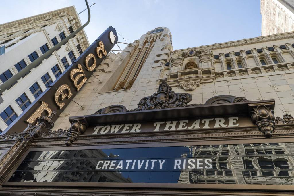  [로스앤젤레스=AP/뉴시스]24일(현지시간) 미 캘리포니아주 로스앤젤레스 시내 브로드웨이 극장가에 문을 연 애플의 플래그십 매장 '애플 타워 시어터'가 보인다. 1927년 문을 열어 LA에서 처음으로 유성영화를 상영한 이 극장은 1988년 문을 닫은 지역 명소로, 애플은 지난 2년간의 복원 공사 끝에 LA의 26번째 매장을 개장했다. 2021.06.25.