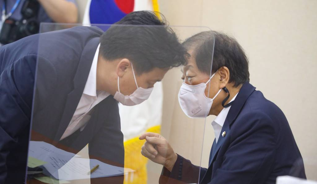 지난 6월25일 서울 여의도 국회에서 열린 기획재정위원회 전체회의에서 윤후덕 위원장과 여당 간사인 김영진 더불어민주당 의원과 대화하고 있다. / 사진제공=뉴시스