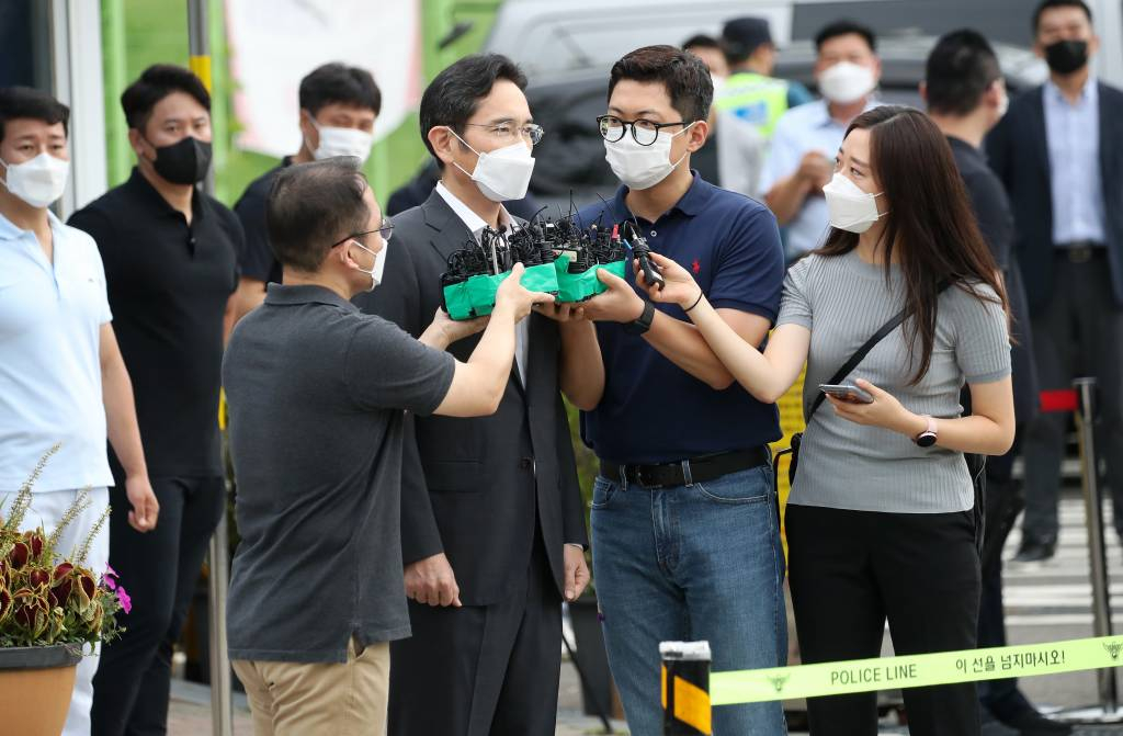  [의왕=뉴시스] 조성우 기자 = 국정농단 사건으로 복역 중이던 이재용 삼성전자 부회장이 13일 오전 경기도 의왕시 서울구치소에서 광복절을 맞아 가석방으로 풀려나 소감을 말하고 있다. 2021.08.13. xconfind@newsis.com
