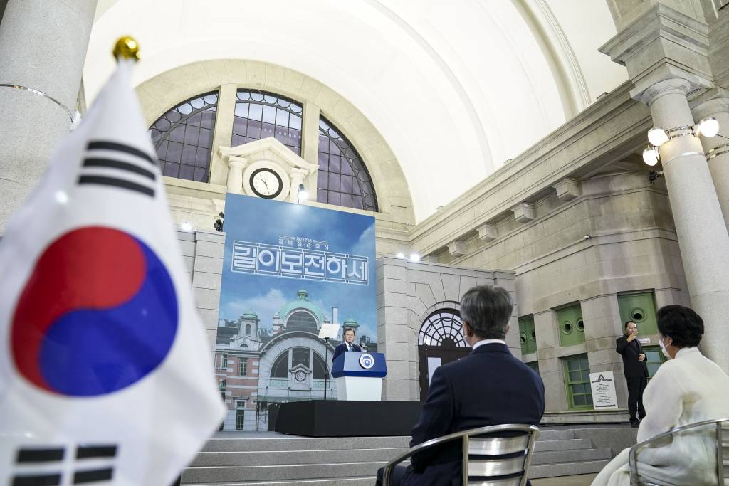  [서울=뉴시스] 김진아 기자 = 문재인 대통령이 15일 서울 중구 문화역서울284에서 열린 제76주년 광복절 경축식에서 경축사를 하고 있다. 2021.08.15. bluesoda@newsis.com