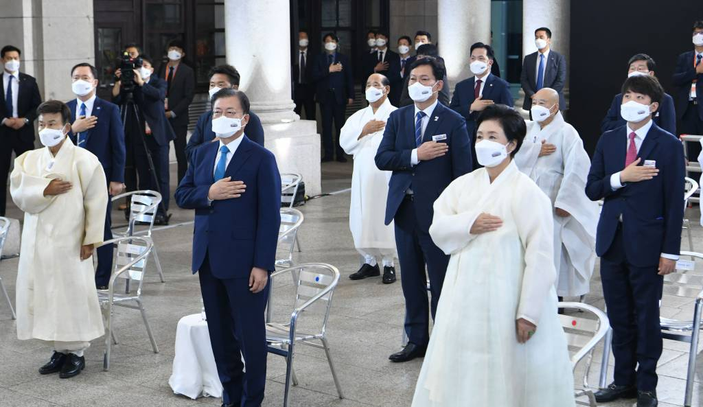  [서울=뉴시스] 김진아 기자 = 문재인 대통령과 김정숙 여사가 15일 서울 중구 문화역서울284에서 열린 제76주년 광복절 경축식에서 송영길 더불어민주당 대표, 이준석 국민의힘 대표를 비롯한 참석자들과 국민의례를 하고 있다. 2021.08.15. bluesoda@newsis.com