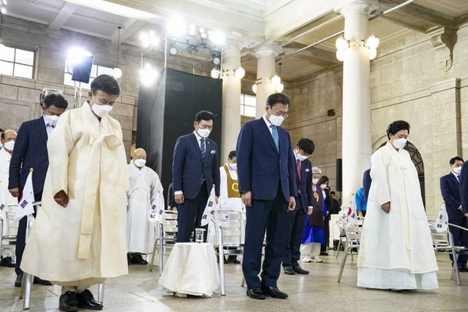  [서울=뉴시스] 김진아 기자 = 문재인 대통령과 김정숙 여사가 15일 서울 중구 문화역서울284에서 열린 제76주년 광복절 경축식에서 묵념을 하고 있다. 2021.08.15. bluesoda@newsis.com