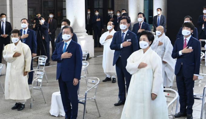  [서울=뉴시스] 김진아 기자 = 문재인 대통령과 김정숙 여사가 15일 서울 중구 문화역서울284에서 열린 제76주년 광복절 경축식에서 송영길 더불어민주당 대표, 이준석 국민의힘 대표를 비롯한 참석자들과 국민의례를 하고 있다. 2021.08.15. bluesoda@newsis.com
