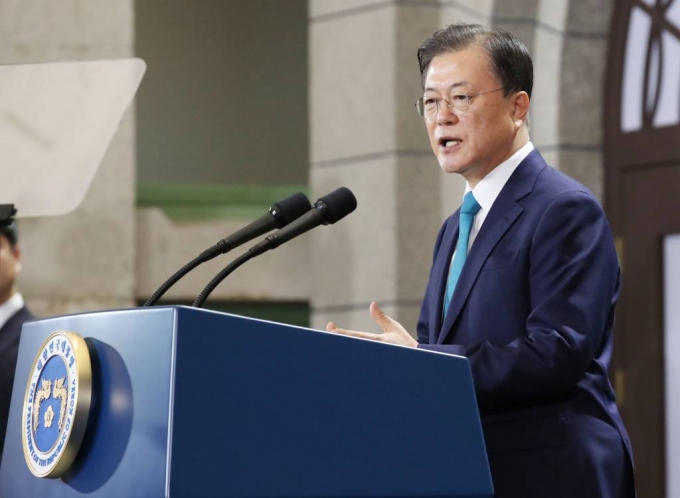  [서울=뉴시스] 김진아 기자 = 문재인 대통령이 15일 서울 중구 문화역서울284에서 열린 제76주년 광복절 경축식에서 경축사를 하고 있다. 2021.08.15. bluesoda@newsis.com