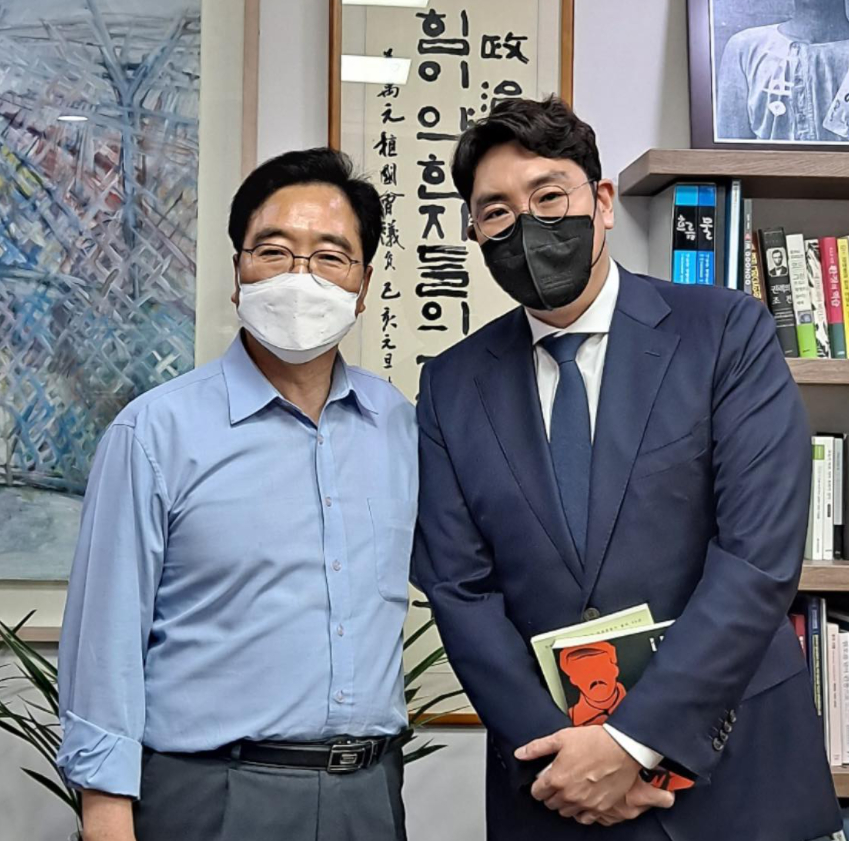 우원식 의원, 배우 조진웅(오른쪽)/사진=우원식 의원 페이스북