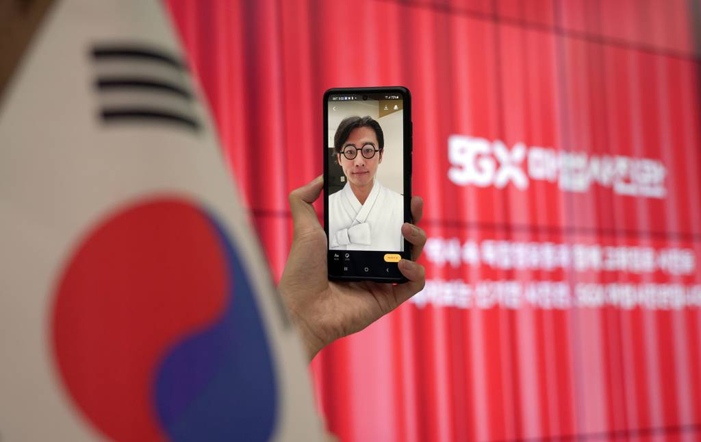  [서울=뉴시스] SK텔레콤은 독립기념관과 협력해 5G MEC(Mobile Edge Computing) 환경에서 최신 ICT 기술을 통해 독립운동 역사를 체험할 수 있는 마법사진관 등 5종의 초실감 콘텐츠를 선보인다고 10일 밝혔다. 5G MEC는 통신 기지국에 데이터 처리, 저장을 위한 서버 등 컴퓨팅 시스템을 구축함으로써 물리적 전송 거리를 단축시켜 초고속, 초저지연 서비스를 제공하는 기술이다. 사진은 관람객이 Jump AR로 자신의 모습을 백범 김구 선생님으로 합성한 모습. (사진=SK텔레콤 제공) 2021.08.10. photo@newsis.com *재판매 및 DB 금지