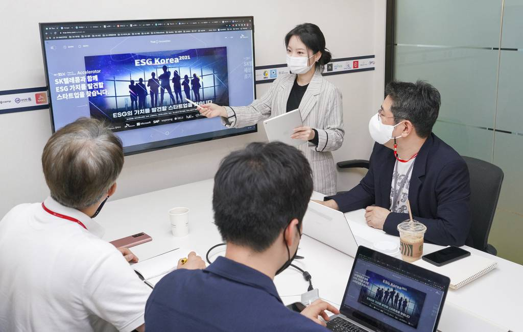  [서울=뉴시스]SK텔레콤(대표이사 박정호)은 ESG 분야 스타트업들의 도전과 성장을 돕기 위해 마이크로소프트·SAP 등 글로벌 기업, 국내 사회적기업가 교육 기관 및 투자사들이 참여하는 ESG 코리아 2021 얼라이언스를 결성했다고 29일 밝혔다. 사진은 을지로에 위치한 ‘트루 이노베이션 랩’에서 SK텔레콤 직원이 스타트업 관계자들과 회의하는 모습. (사진=SK텔레콤 제공) 2021.04.29. photo@newsis.com *재판매 및 DB 금지