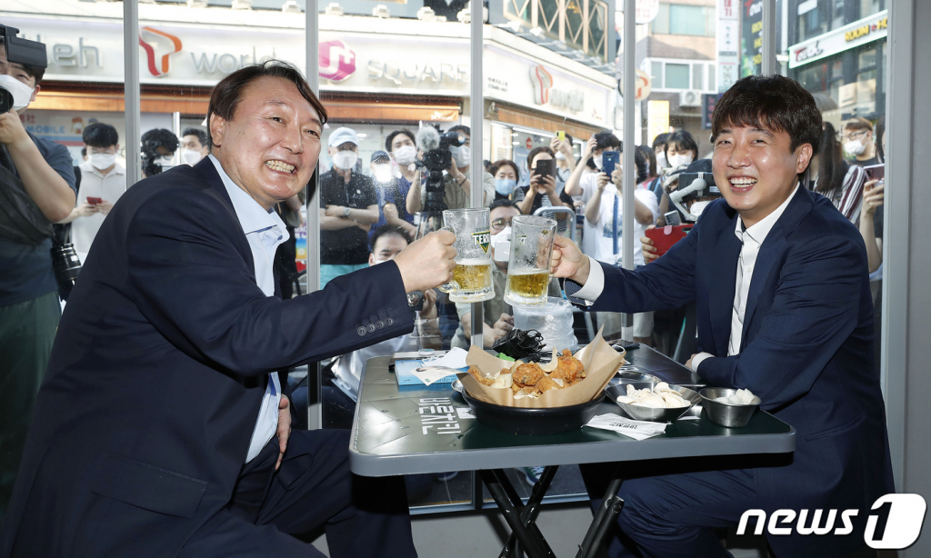 (서울=뉴스1) 구윤성 기자 = 이준석 국민의힘 대표와 윤석열 전 검찰총장이 25일 오후 서울 광진구의 한 음식점에서 '치맥회동'을 하고 있다. 2021.7.25/뉴스1  