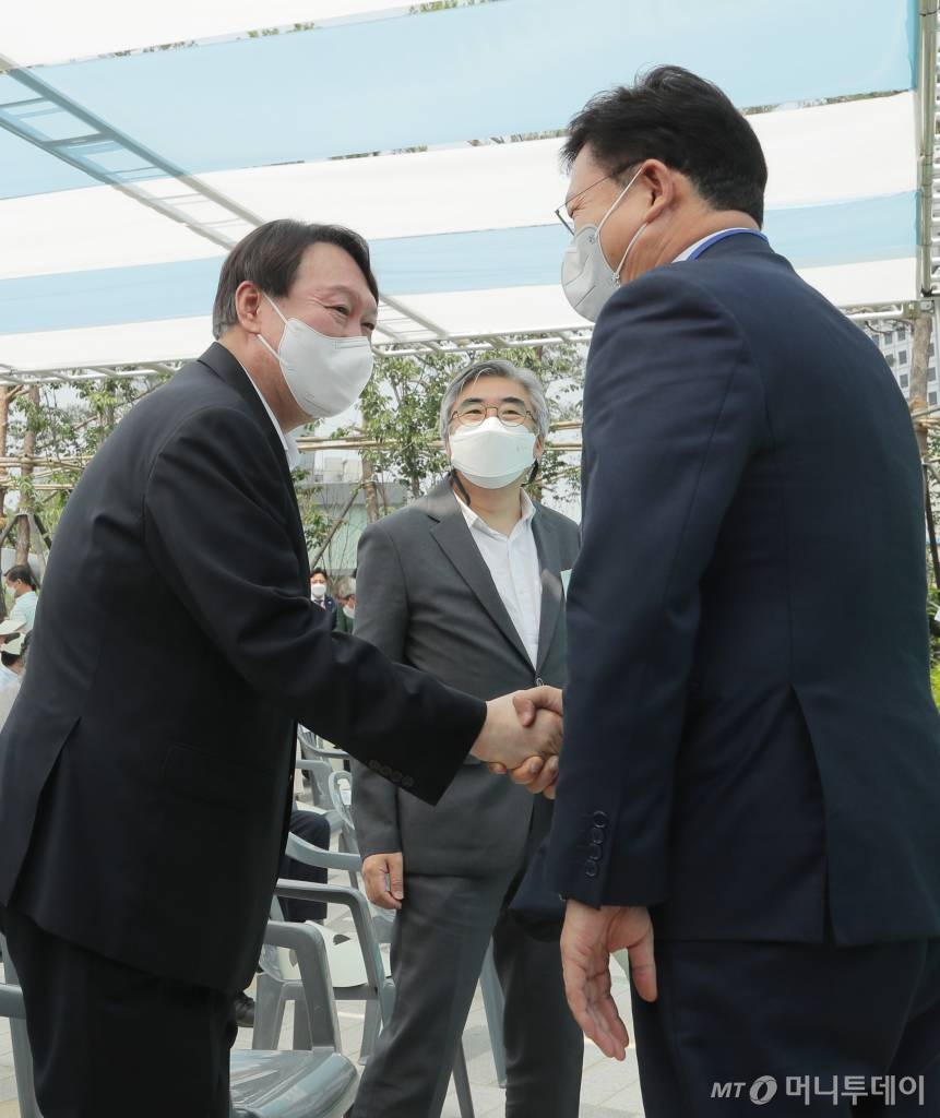 윤석열 전 검찰총장이 9일 오후 서울 중구 남산예장공원 개장식에 참석해 송영길 더불어민주당 대표와 인사하고 있다. /사진=이기범 기자 leekb@